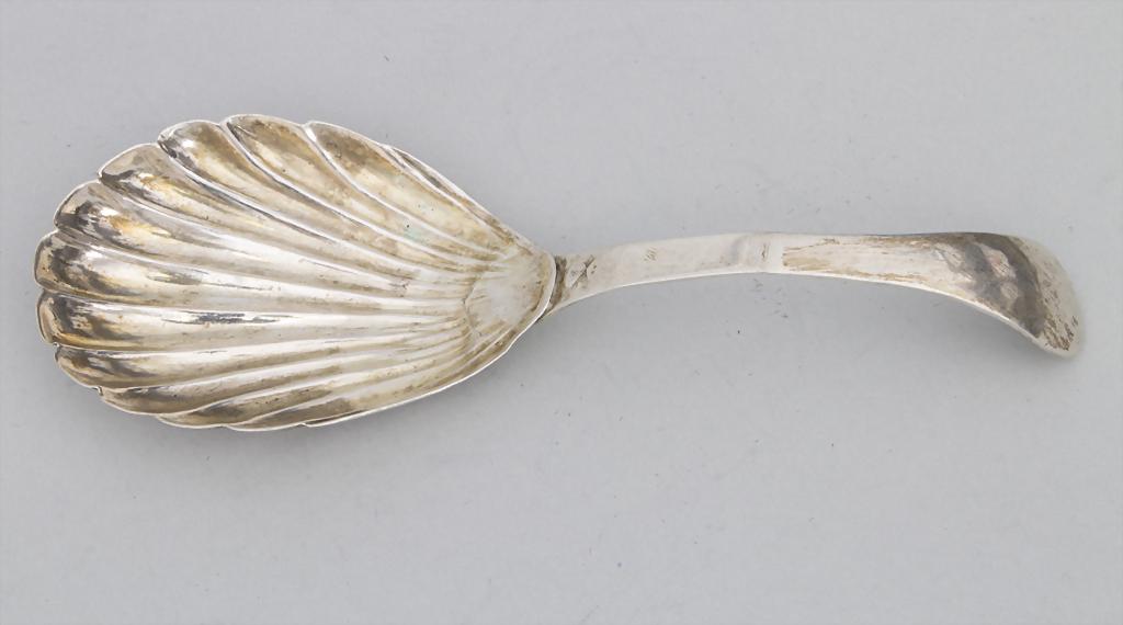 Löffel für Teedose / A silver tea caddy spoon,: Löffel für Teedose / A silver tea caddy spoon, Frankreich, um 1800 Material: 950 Silber, Punzierung: 1er Coq (Hahn Marke), Garantie Punzen, Meisterpunze JLH, Dekor: muschelförmige Laffe, Länge: 9,