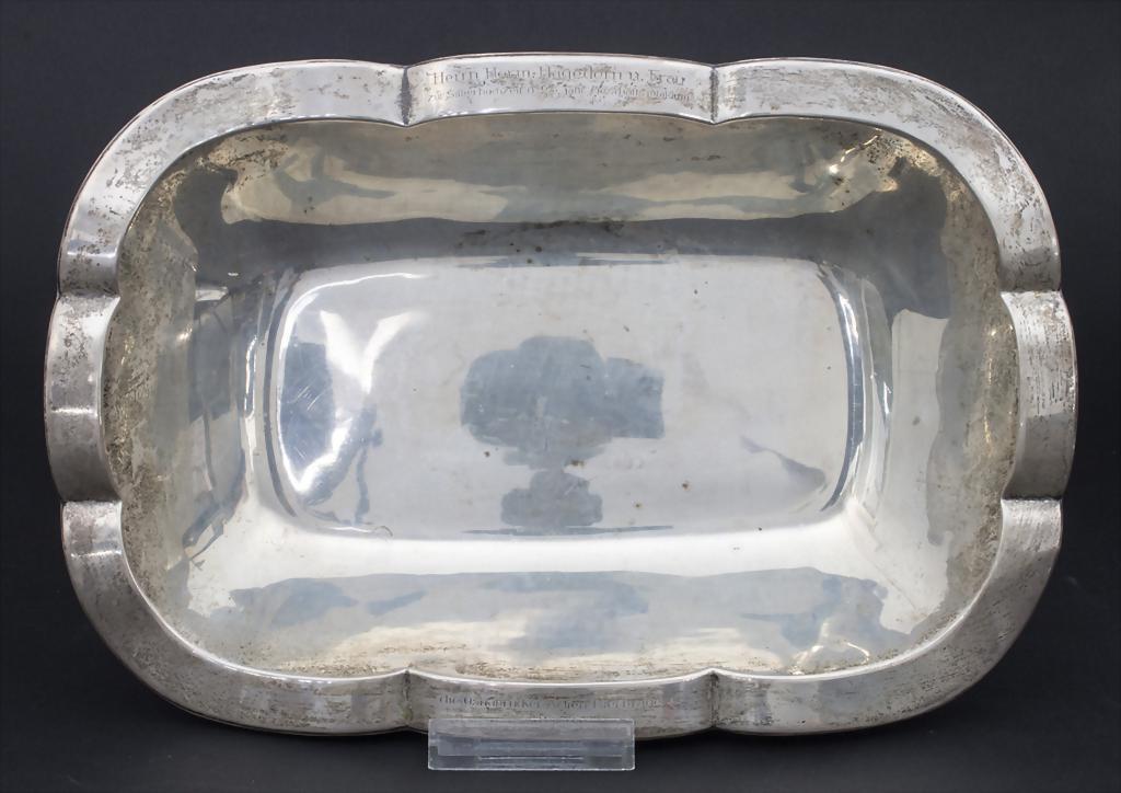 Rechteckige Silberschale / An silver bowl, deutsch, um: Rechteckige Silberschale / An silver bowl, deutsch, um 1930 Material: Silber Ag 800/000, Gravur '...zur Silberhochzeit und 25 jähr. Geschäftsjubiläum - die Osnabrücker Actien Brauerei 1936' Punzie