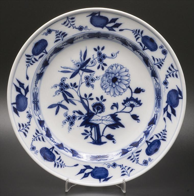 Teller Zwiebelmuster / A plate with Onion Pattern, (1 of 4)