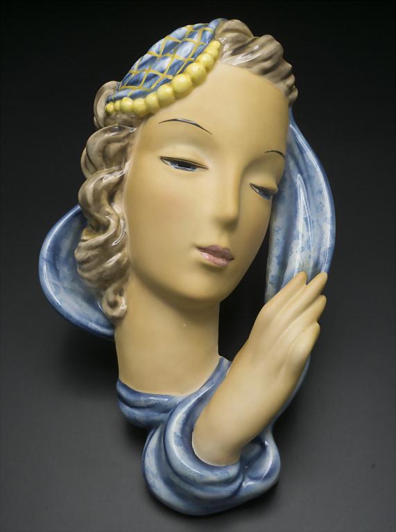 Wandmaske 'Frauenkopf mit Hut und Schal in der Hand' / (1 of 4)