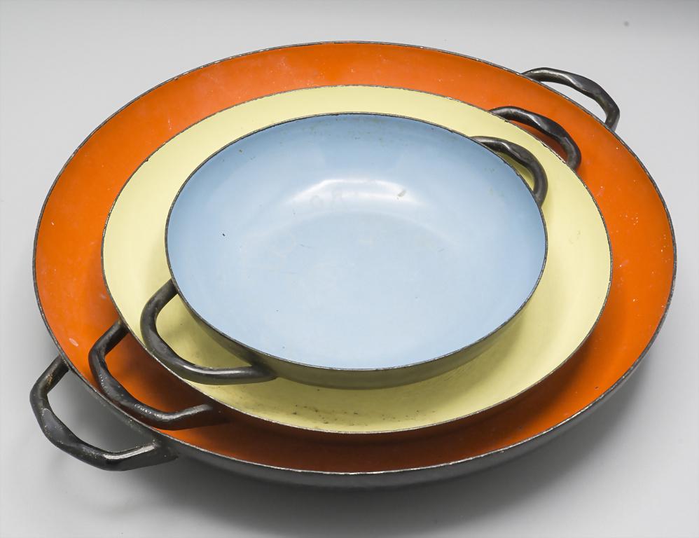Drei Henkelschalen / 3 iron dishes with handles, (1 of 2)
