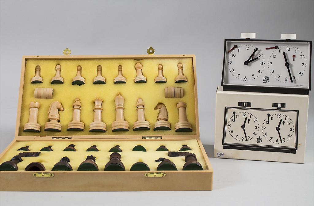 Schachspiel mit Schachuhr / A chessplay with (1 of 2)