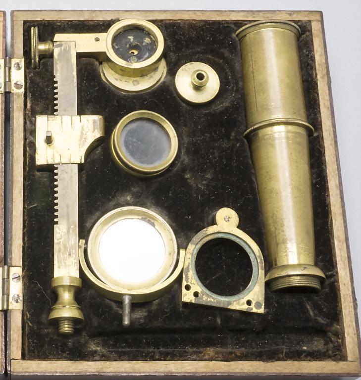 Reisemikroskop / A travel microscope set  Bestehend aus (1 of 3)