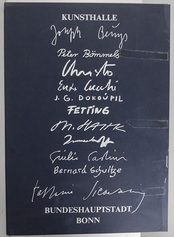 Teilmappe mit Künstlerplakaten einer Initiative zur: Teilmappe mit Künstlerplakaten einer Initiative zur Eröffnung der Bundeskunsthalle Bonn, 1983 Umfang: 8 von 12 Künstlerplakaten, darunter Jörg Immendorf, Katharina Sieverding, Peter Bömmels, Otto