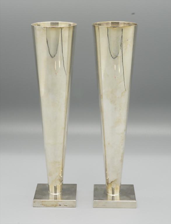 2 Designer Vasen / A pair of two designer silver vases, (1 of 4)