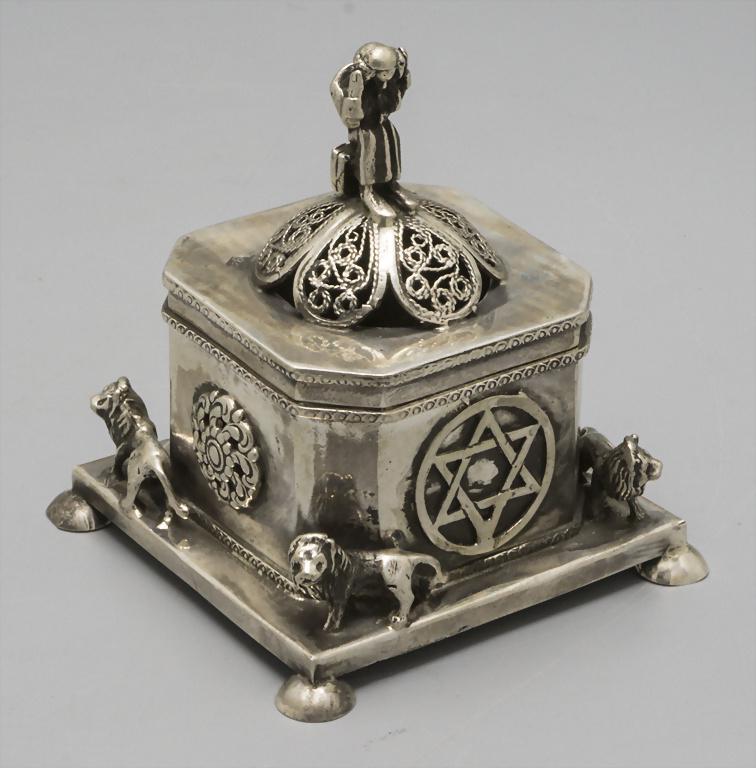 Besamim Dose Judaica / A Jewish silver besamin box, (1 of 7)