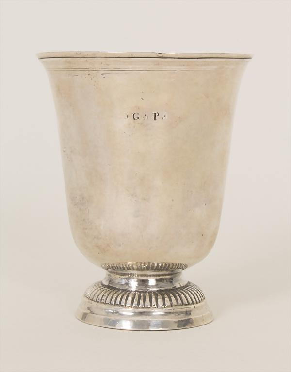 Becher / A silver beaker, Jean-Joachim Jouette,: Becher / A silver beaker, Jean-Joachim Jouette, Sainte-Menehoulde, 1769-1771 Material: 950er Silber, Punzierung: Beschaumarke, Meisterpunze, Steuermarken, Höhe: 10 cm, Gewicht: 104 g, Zustand: gut, G