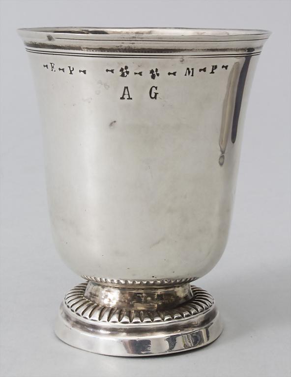 Becher / A silver beaker, Jean Joachim Jouette, Saint: Becher / A silver beaker, Jean Joachim Jouette, Saint Menehould, 1775 Material: Silber 950/000, Besitzermonogramm, Punzierung: Beschaumarke, Meisterpunze, Steuermarke, Höhe: 9 cm, Gewicht: 101 g, Zus