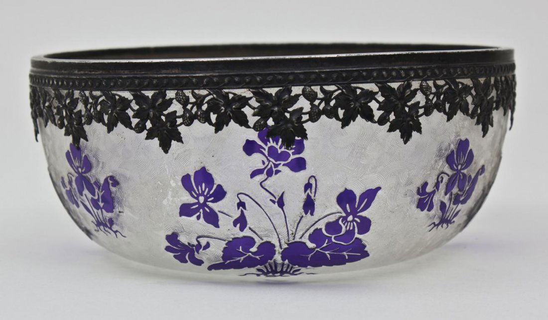 Schale mit Montur, Val Saint Lambert, Belgien, um 1900: Schale mit Montur, Val Saint Lambert, Belgien, um 1900 leicht bauchige Glasschale mit Montur (Metall versilbert). Klarglas, violett aufgeschmolzene und geätzte Blüten, Blätter mit Wurzelwerk, Fond