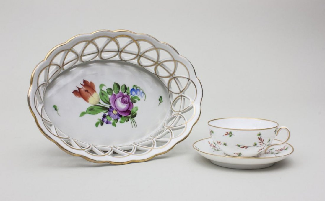 Mokkatasse Royal Kopenhagen und Schale Herend/Demitasse: Mokkatasse Royal Kopenhagen und Schale Herend/Demitasse Cup & Saucer + Oval Bowl With Pierced Rim, 2. Hälfte 20. Jh. Mokkatasse mit UT, mit roten Beeren an Zweigen mit Blättern bemalt und goldstaffi