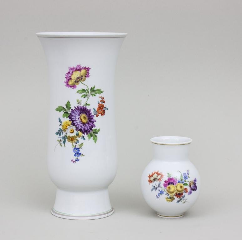 Lot 2 Vasen/2 Porcelain Vases, Meissen, 20. Jh. 1x: Lot 2 Vasen/2 Porcelain Vases, Meissen, 20. Jh. 1x große Vase mit abgesetztem Stand und leicht ausgestelltem Rand. H. 28 cm; 1x kugelige Vase mit abgesetztem, zylinderförmigem Hals. Min. kl. Chips a