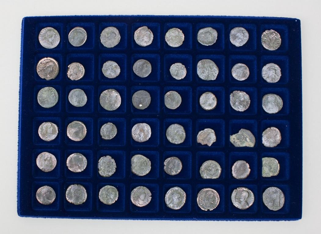 Lot 48 römische Münzen/48 Roman Coins ungereinigter: Lot 48 römische Münzen/48 Roman Coins ungereinigter Bodenfund, aus alter Sammlung. D. 1,9-2,1 cm. [ak]
