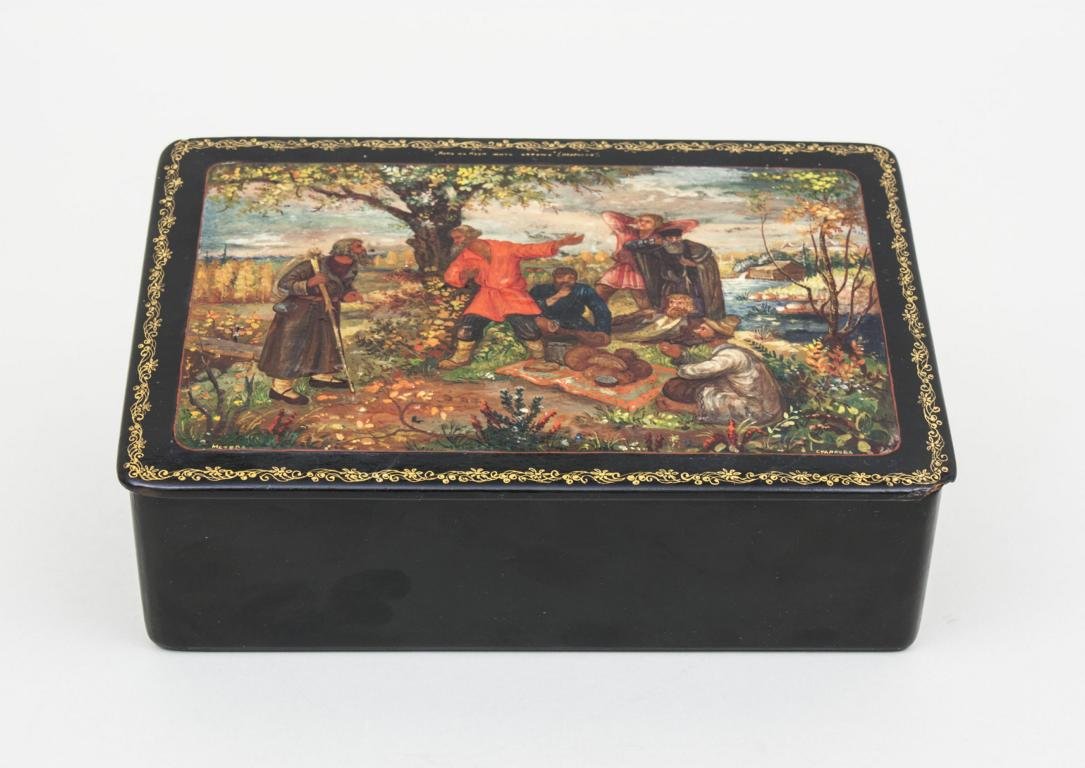Russisches Lackkästchen/Russian Varnished Casket, 1.: Russisches Lackkästchen/Russian Varnished Casket, 1. Hälfte 20. Jh. quadr. Kästchen mit Scharnierdeckel. Pappmache, schwarz lackiert, innen rot. Auf Deckel polychrome Malerei einer biblischen Szene
