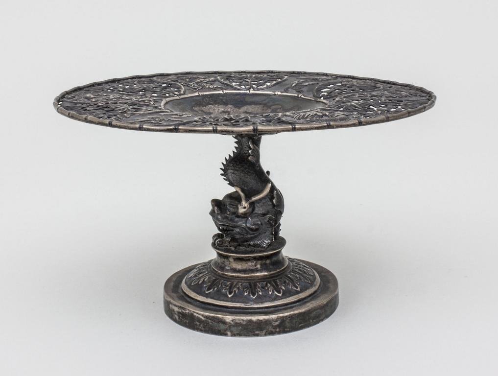 Fußschale/Tazza, Wing Fat, Export Silber, China, Qing: Fußschale/Tazza, Wing Fat, Export Silber, China, Qing Dynastie, um 1880 auf rundem Fuß mit Akanthusblattdekor, Schaft in Form eines vollplastischen Drachen. Darauf flache Schale mit breitem, durchbr