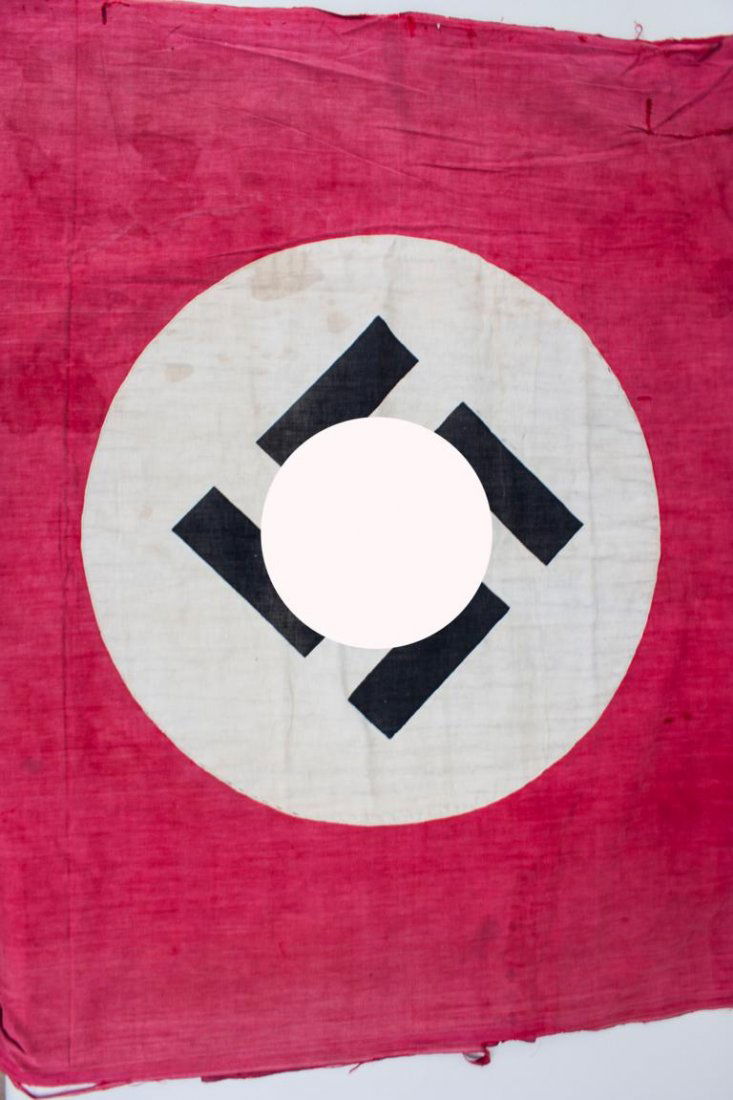 Große Fahne mit Hakenkreuz/Big Flag With Swastika, 3.: Große Fahne mit Hakenkreuz/Big Flag With Swastika, 3. Reich rot gefärbter Baumwollstoff, zentral schwarzes Hakenkreuz auf weißem Grund aufgenäht. Zahlreiche Risse, Löcher und Nähte. Maße 240 x