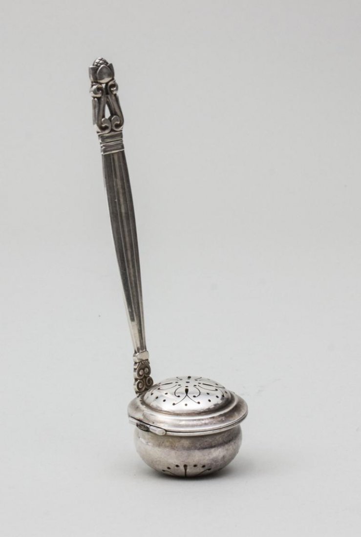 Löffel mit Teesieb/Spoon With Tea Ball, Dekor ACORN,: Löffel mit Teesieb/Spoon With Tea Ball, Dekor ACORN, Georg Jensen, Dänemark, 1. Hälfte 20. Jh. nach einem Entwurf von Johan Rohde, 1917. Löffel mit Teesieb, Deckel am Scharnier gebrochen (hinge on