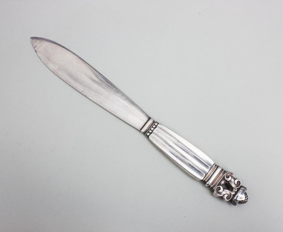 Brieföffner/Letter Opener Dekor ACORN, Georg Jensen,: Brieföffner/Letter Opener Dekor ACORN, Georg Jensen, Dänemark, 1. Hälfte 20. Jh. nach einem Entwurf von Johan Rohde, 1917. Sterling Silber, auf der Klinge gepunzt mit ovaler Firmenmarke u. STERLING