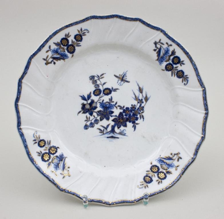 Teller mit Blaumalerei/ Plate With Flowers, Tournai, 2. (1 of 3)