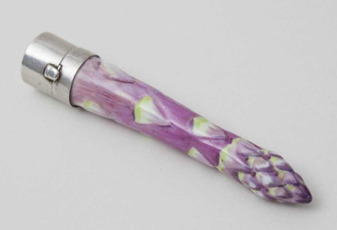 Spargelspitze als Nadeletui/ Asparagus Spear As Case: Spargelspitze als Nadeletui/ Asparagus Spear As Case For Needles , deutsch, 18. Jh. naturalistisch ausgeformte Spargelspitze aus glasiertem u. bemaltem Porzellan. Montur mit Scharnierdeckel wohl Silbe