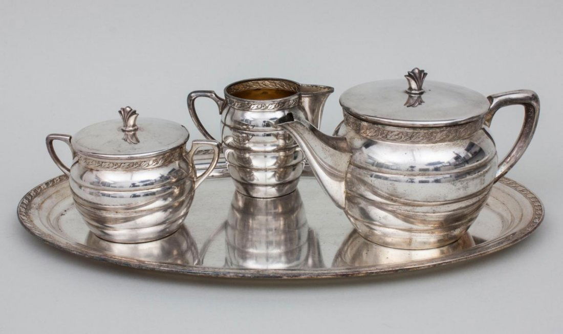 Art Deco Teegarnitur/ Art Deco Tea Set, WMF,: Art Deco Teegarnitur/ Art Deco Tea Set, WMF, Geislingen, um 1930 4-tlg. Set, bestehend aus ovalem Tablett, Teekanne, Milchknnchen u. Zuckerdose. Alle Teile mit umlaufendem Blattfries u. breitem Rillen
