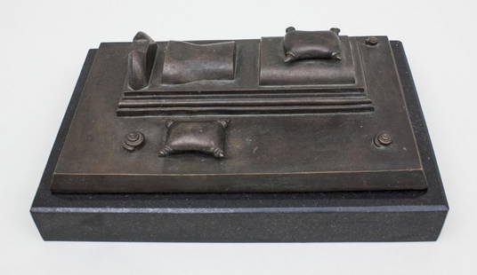 Michael Sandle (Weymouth/England 1936), Skulptur 'Ohne: Michael Sandle (Weymouth/England 1936), Skulptur 'Ohne Titel'/ Untitled Bronze mit dunkler Patina. Rechteckige Basis mit diversen, reliefierten Versatzstcken wie zwei kissenfrmigen Objekten und ein To