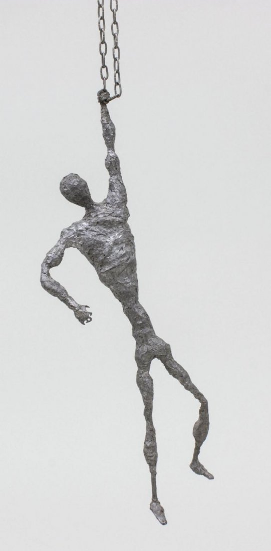 Skulptur 'Der Hängende'/ Sculpture Of A Hanging Man,: Skulptur 'Der Hängende'/ Sculpture Of A Hanging Man, nach Germaine Richier/A. Giacometti an einer geschlossenen Gliederkette hängender Mensch mit abstrahierten Gliedmaßen und einer Klauenhand. Unbe