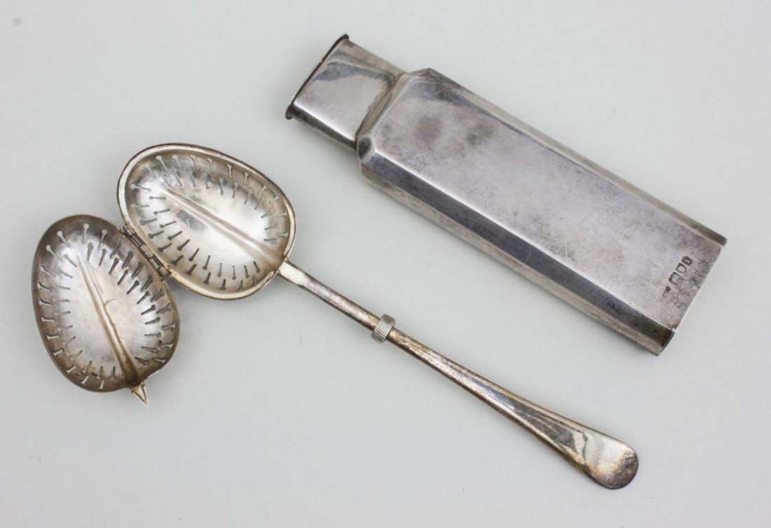 Reise Teeset/Travel Tea Set, George Gray, London,: Reise Teeset/Travel Tea Set, George Gray, London, 1901-1902 im Original-Lederetui. 2-tlg. Set bestehend aus einem Teelffel und einer Teedose. Sterling Silber gepunzt mit Meisterpunze GG, Jahresmarken