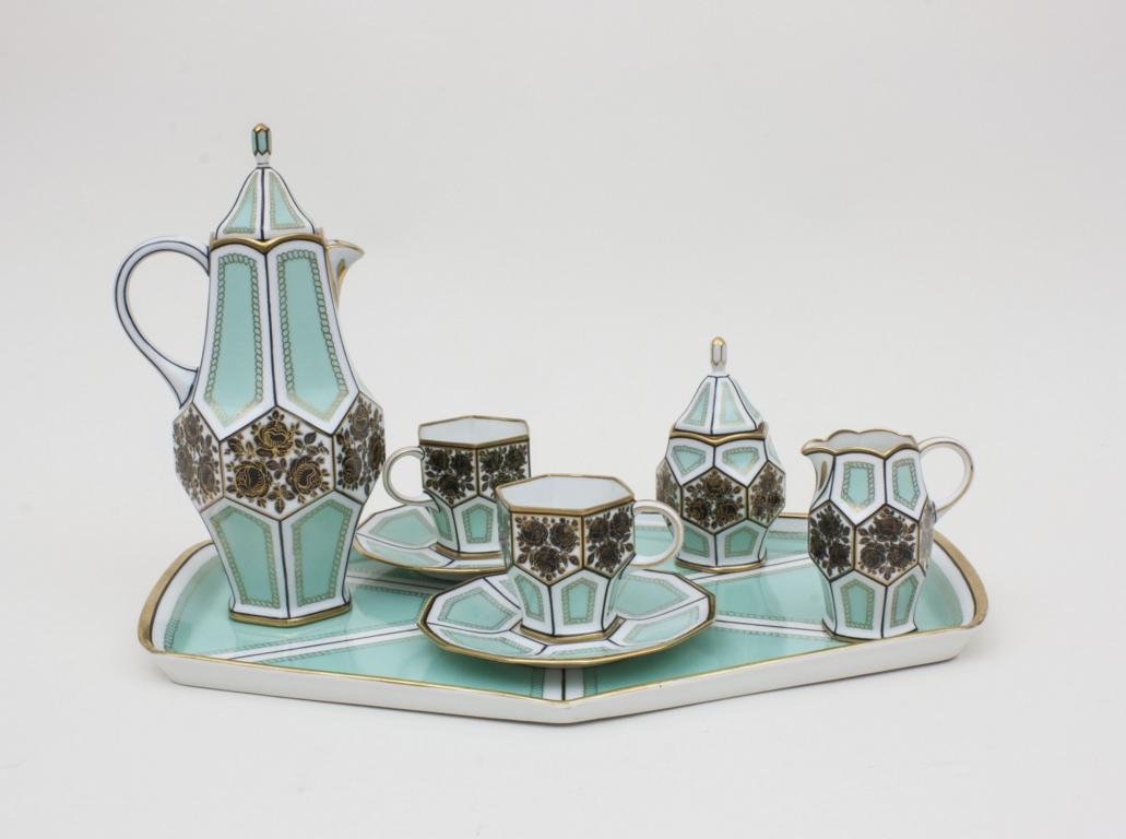 Art Déco Tête-à-Tête, Form 837, Entwurf Else Nowack,: Art Déco Tête-à-Tête, Form 837, Entwurf Else Nowack, Fraureuth, um 1918 sehr elegante u. ausgefallene Form. Mokka-Dejeuner bestehend aus sechseckigem Tablett, 2 Tassen mit UT, Kanne, Sahnegießer 