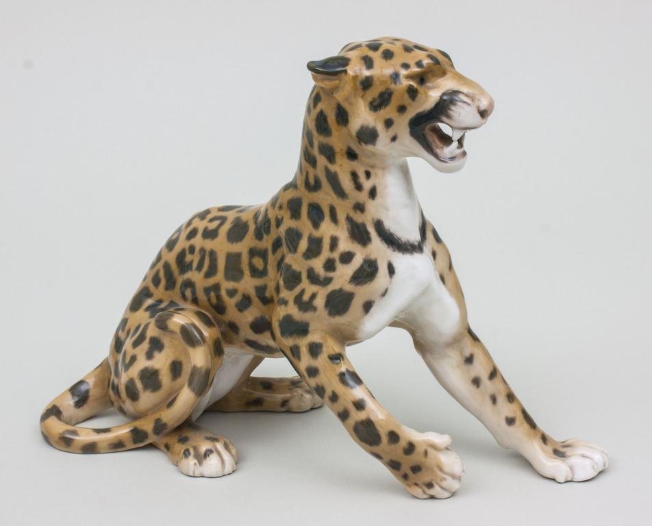 Fauchender Leopard / A Snarling Leopard, Bing &: Fauchender Leopard / A Snarling Leopard, Bing & Grondahl, Copenhagen, ca. 1950 Entwurf: Lauritz Jensen (1859-1935) Material: Porzellan Marke: grne u. blaue Manufakturmarke Modell-Nr.: 1797 Mae: H. 20 