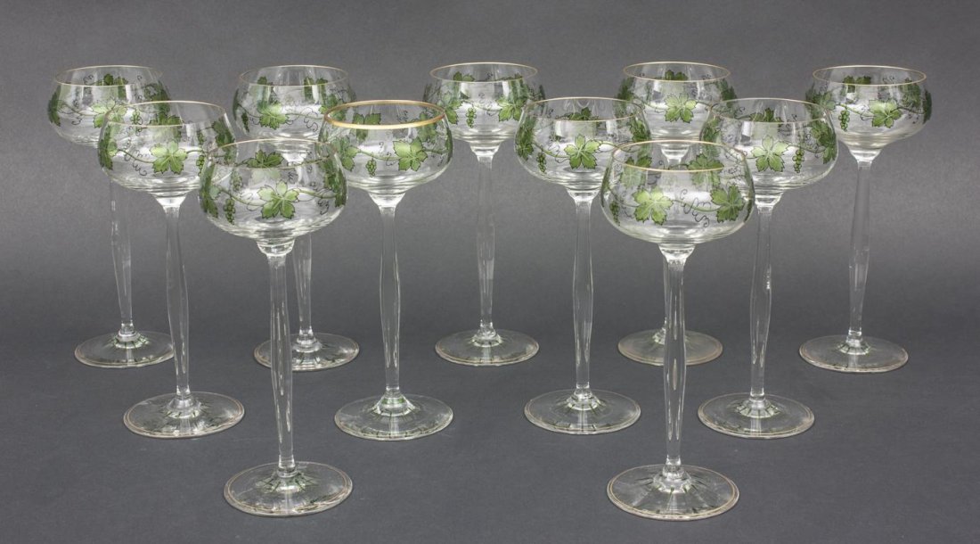 11 Jugendstil Weinglser / 11 Art Nouveau Wine Glasses,: 11 Jugendstil Weinglser / 11 Art Nouveau Wine Glasses, Theresienthal, ca. 1900 Material: farbloses Kristallglas, mundgeblasen Dekor: Weinranken, Emailmalerei, Goldrnder Mae: H. 20,2 cm Zustand: gut Ma
