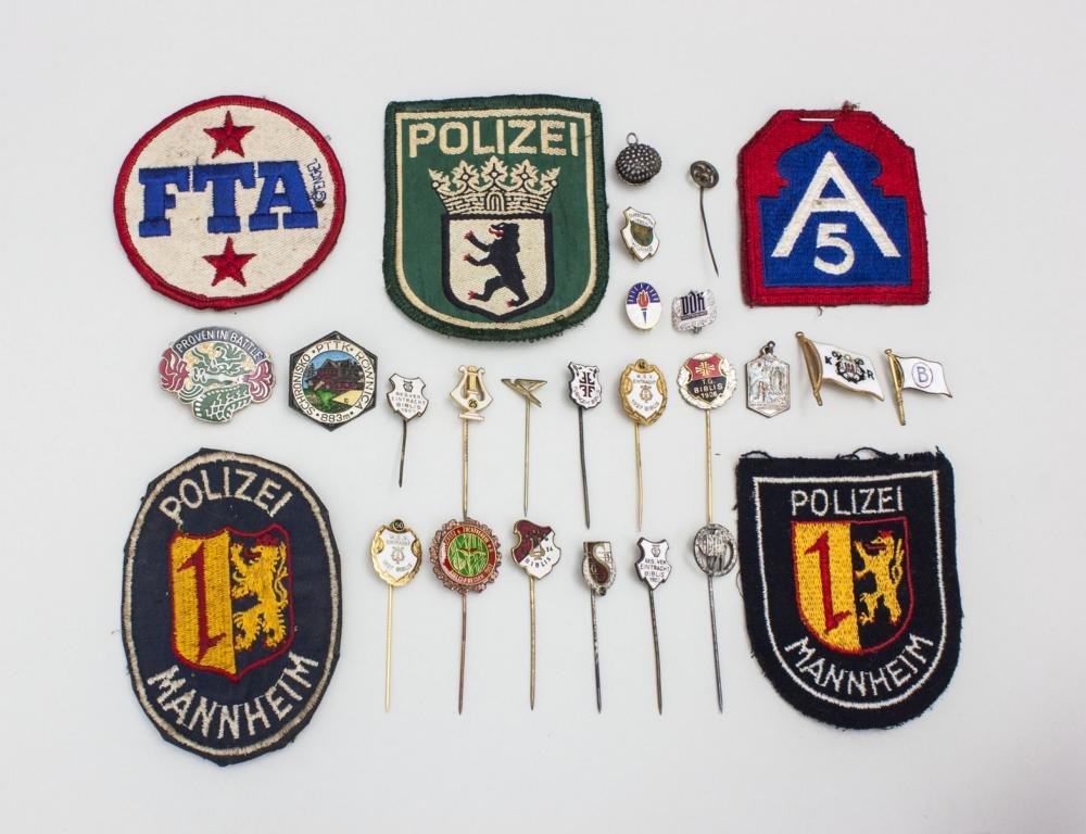 Lot 18 Anstecknadeln Biblis + 5 Aufnher / Lot 18 Pins: Lot 18 Anstecknadeln Biblis + 5 Aufnher / Lot 18 Pins + 5 Patches Material: Metall, teils emailliert; Stoff Datierung: 1. Hlfte 20. Jh. Mae: ca. 6 cm Zustand: gut [sr] Material: metal, enameled; texti