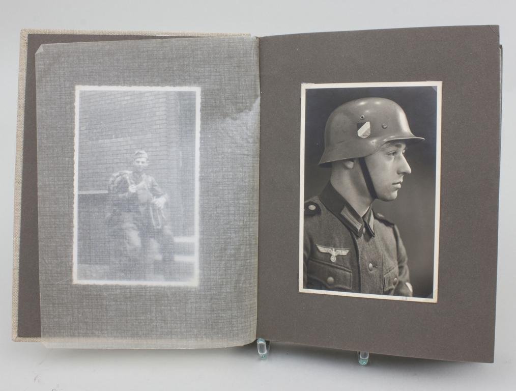 Fotoalbum Afrikacorps, ca 120 Aufnahmen / Photo Album: Fotoalbum Afrikacorps, ca 120 Aufnahmen / Photo Album Afrika 1942-1943 Foto Mae: 9 x 6 und 5,5 x 5,5 cm Zustand: gut Kommentar: unkommentiert, Landschaft und Lagerleben, Kriegsgert; kleinformatiges Al