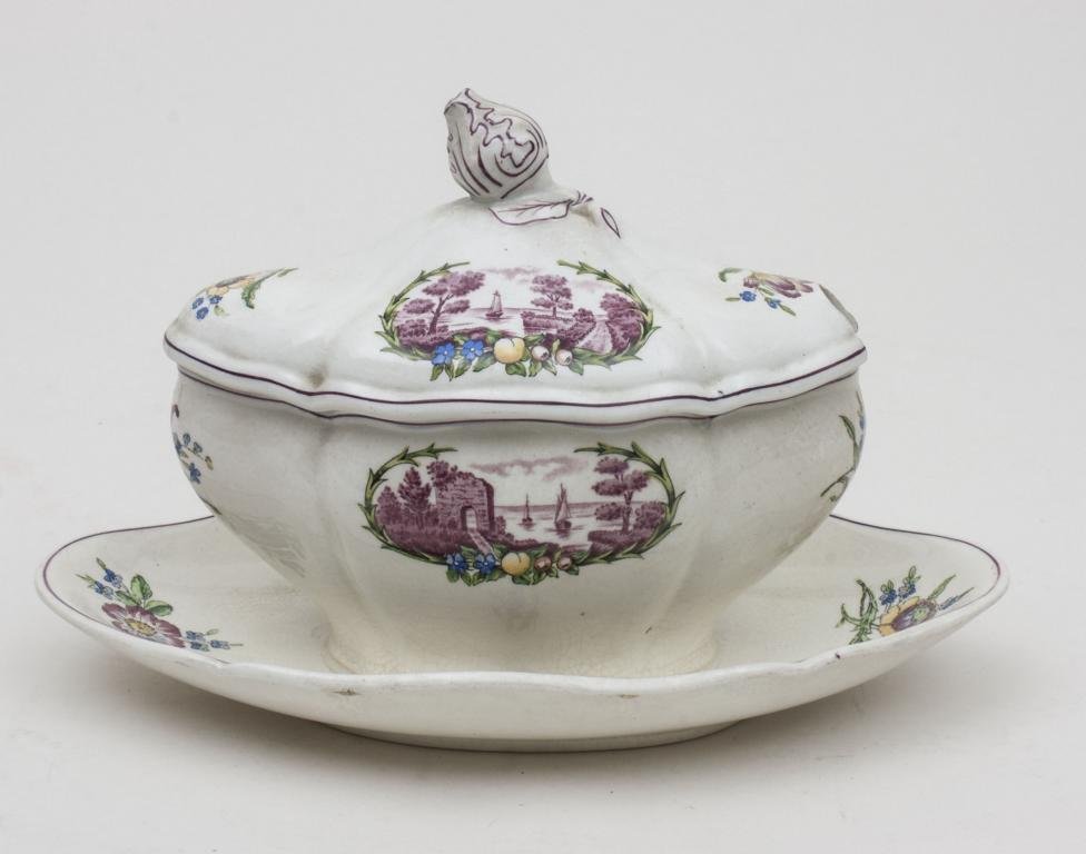 Kleine Deckelterrine 'Clericy', Wedgwood, Etruria, um (1 of 2)