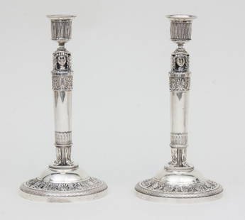 Paar Empire-Kerzenleuchter / Pair Of Silver Candle: Paar Empire-Kerzenleuchter / Pair Of Silver Candle Sticks, Jean Baptiste Claude Odiot, Paris, um 1810 Dekor: im ägyptisierenden Stil, Punzierung: Silber-Garantiemarke und Meister, Maße: H. je 26 cm,