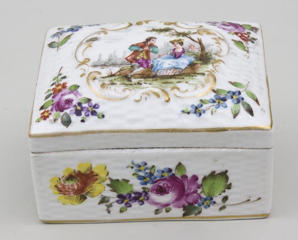 Tabatière/ Snuffbox, Edmé Samson, Paris, Ende 19. Jh.: Tabatière/ Snuffbox, Edmé Samson, Paris, Ende 19. Jh. rechteckige Form mit leicht gewölbtem Deckel, darauf rocaillereliefierte Kartusche mit sehr feiner, im Meissen-Stil gemalter Watteau-Szene. In 