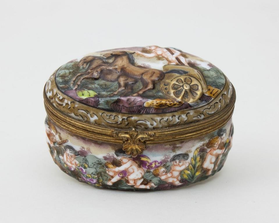 Tabatière/ Oval Box With Cover, wohl Neapel, um 1830: Tabatière/ Oval Box With Cover, wohl Neapel, um 1830 querovaler Korpus mit gewölbtem Scharnierdeckel u. profilierter Messingmontur. Auf dem Deckel reliefierte Szene mit einem Streitwagen, zwei Pferd