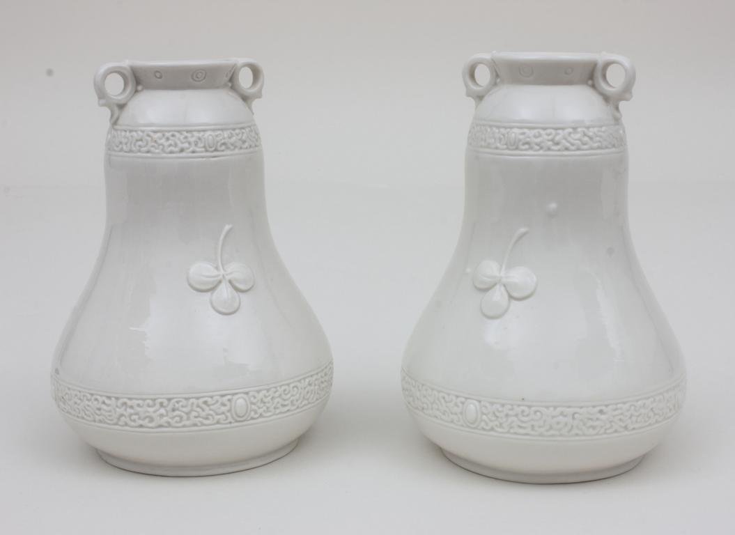 Paar Vasen mit Henkeln u. Kleeblattrelief / Pair Of (1 of 2)