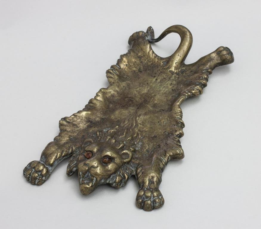 Löwenfell-Bronzeschale/Bronze Bowl Depicting The Skin: Löwenfell-Bronzeschale/Bronze Bowl Depicting The Skin Of A Lions, Frankreich, 19. Jh. Ablageschale / Vide Poche in Form eines Löwenfells. Bronze mit alter Patina, bernsteinfarbene Augen aus Glas. L.