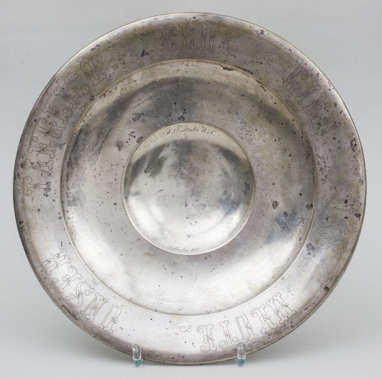 Zierteller, deutsch, um 1850 auf rundem Standfuß: Zierteller, deutsch, um 1850 auf rundem Standfuß zweifach gemuldeter Teller. Silber 12 Lot 750 mit Inschrift 'Unser täglich Brot gib uns heute'. D. 26 cm, Gewicht 227 g.