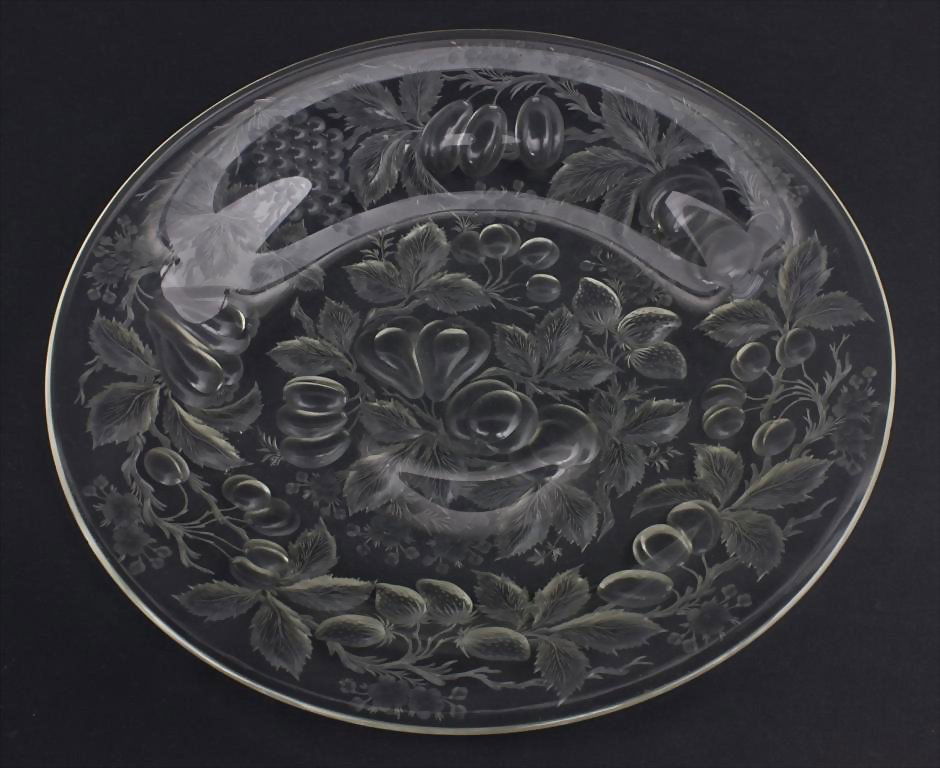 Große Obstschale/Huge Fruit Bowl, Thomas Webb & Sons,: Große Obstschale/Huge Fruit Bowl, Thomas Webb & Sons, Dennis Glass Works, Stourbridge/Worcestershire, Anfang 20. Jh. große leicht gemuldete Schale aus farblosem mundgeblasenem Glas. Auf der gesamten