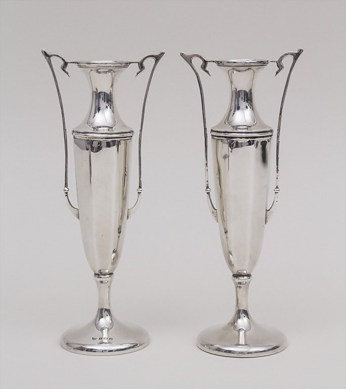 Paar Arts & Crafts Vasen / Pair of Arts & Craft Vases,: Paar Arts & Crafts Vasen / Pair of Arts & Craft Vases, Birmingham, 1915 Punzierung: Silber 925, Stadtmarke, Beschauzeichen, Jahresbuchstabe q (1915), Meistermarke, Maße: H. 19 cm, Gewicht: 330 g, bes