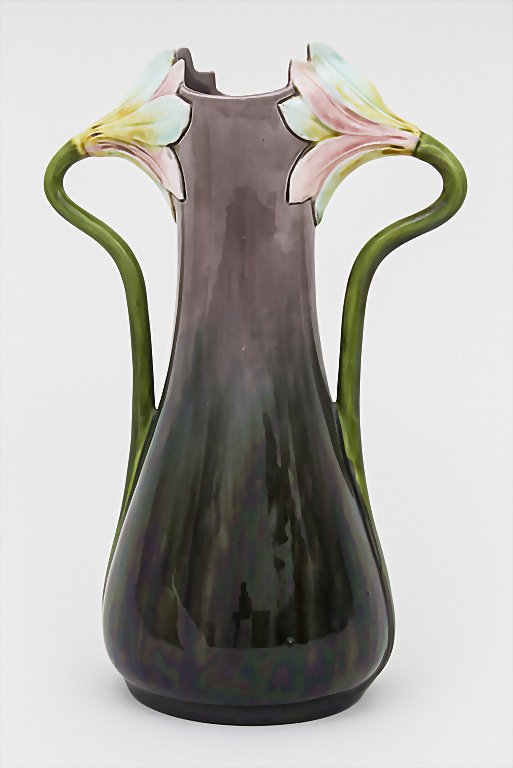 Vase mit Blütenhenkeln / Vase with Flower Handles,: Vase mit Blütenhenkeln / Vase with Flower Handles, Julius Dressel, Biela bei Bodenbach, um 1920 Material: Porzellan, glasiert, Marke: reliefierte Turmmarke JBD Austria, Modell-Nr. 725, Dekor: Korpus