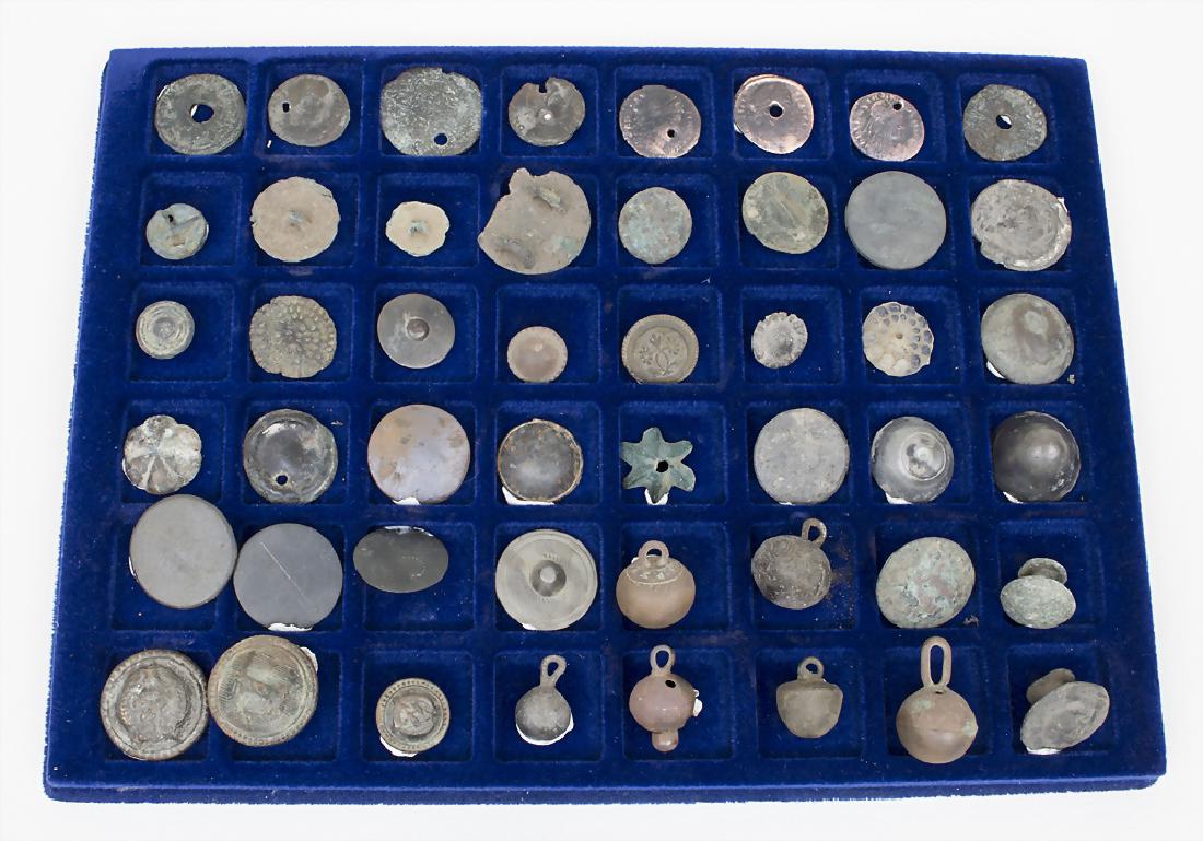48-teilige historische Knopfsammlung / A Collection of (1 of 1)