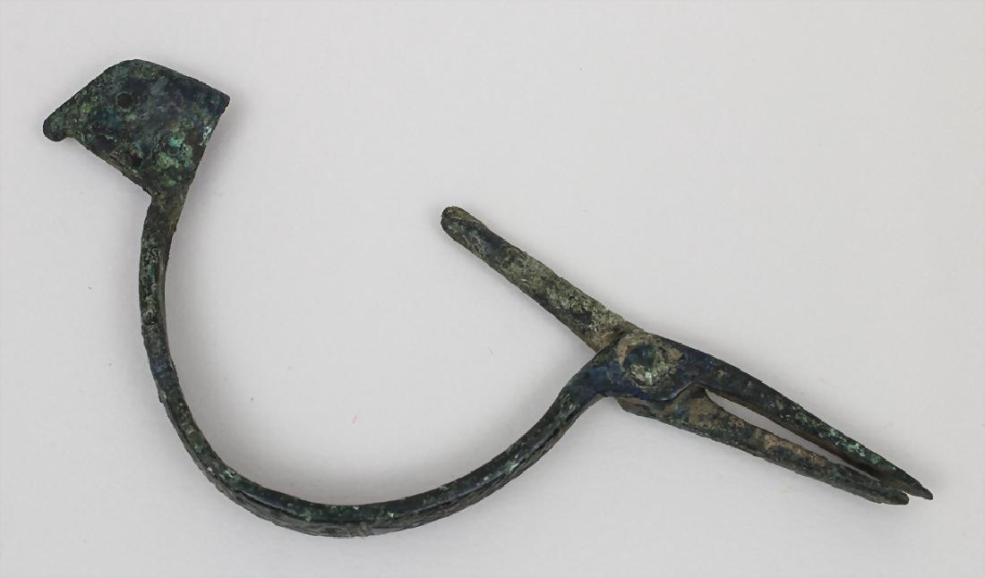 Römische Zangenfibel / A Roman Fibula Bronze, L 8,5 cm (1 of 2)
