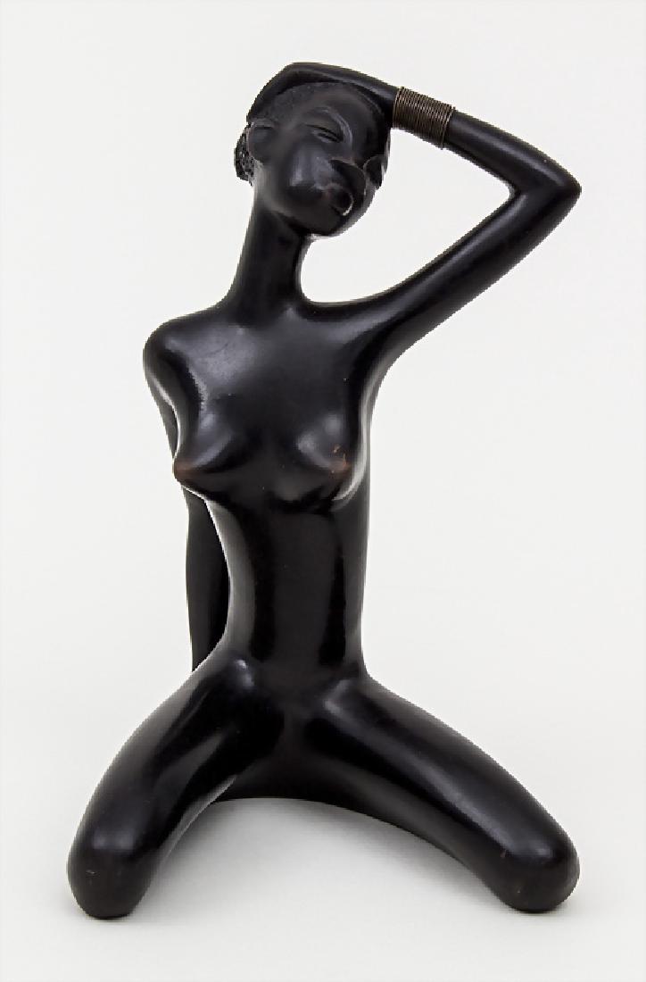 Leopold Anzengruber (1912-1979), Aktfigur 'Afrikanerin': Leopold Anzengruber (1912-1979), Aktfigur 'Afrikanerin' / A Nude African Woman' Material: Keramik, bronzefarben glasiert, Datierung: 1950er Jahre, Signatur: Boden mit Pressignatur, 'Handmade' und Pres
