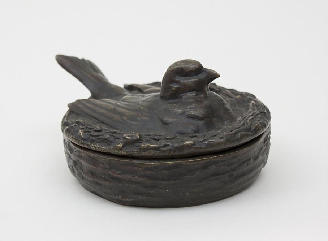 Vogelnest als Dose/Lidded Bronze Box Depicting A Bird's (1 of 2)