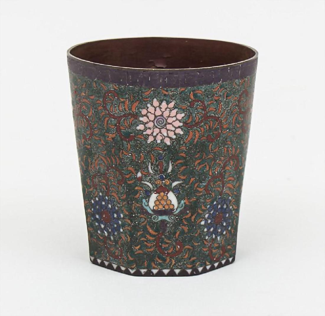 Cloisonné Becher/ Cloisonne Beaker, Asien, 19. Jh.: Cloisonné Becher/ Cloisonne Beaker, Asien, 19. Jh. achtkantiger konischer Becher. Unter dem Rand Mäanderbordüre, auf der Unterseite u. auf der Wandung filigranes Floraldekor mit Blüten, Ranken u. 