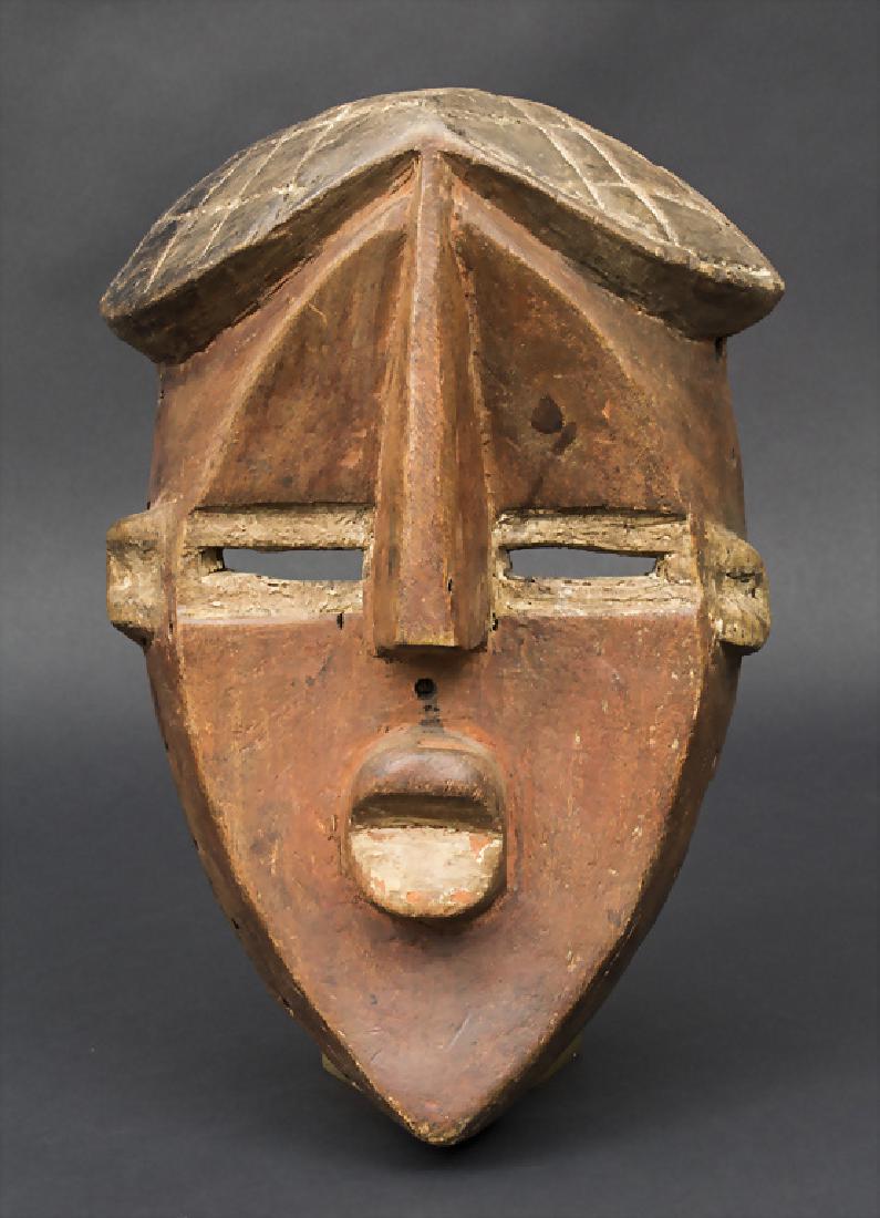 Maske / A Mask, Lwalwa, Kongo Material: Holz, rotbraun: Maske / A Mask, Lwalwa, Kongo Material: Holz, rotbraun und mit Kaolin patiniert, Höhe: 34 cm, Zustand: Maskenrand mit alten Randausbrüchen + Material: wood, painted in red brown and caolin, Height: 