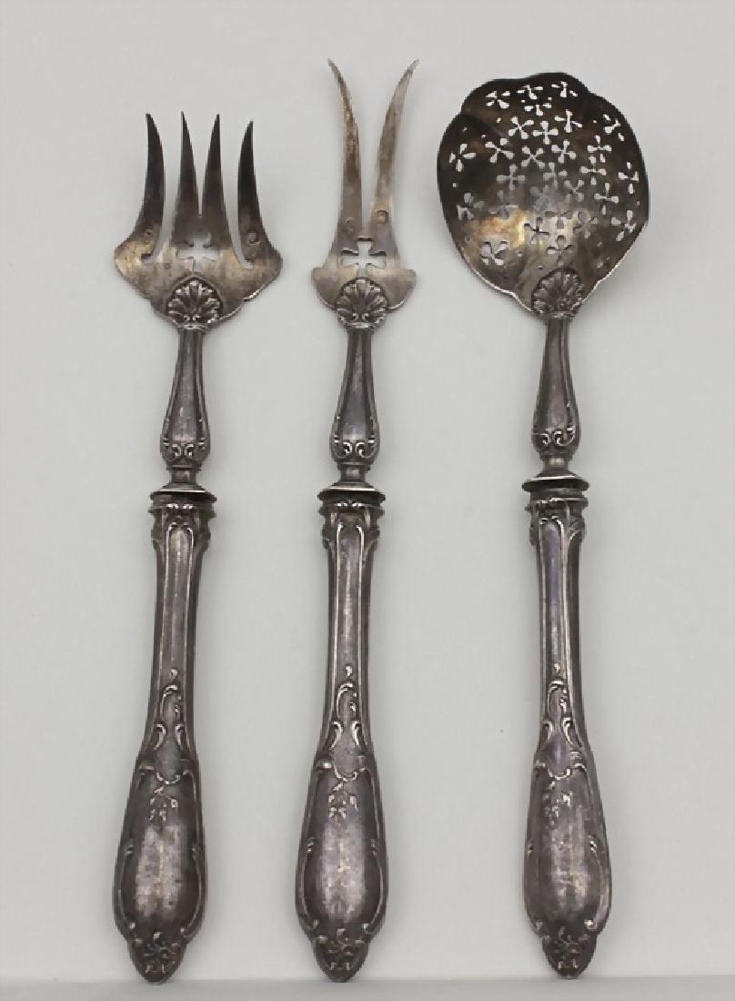 3 Teile Vorlegebesteck mit Kleeblattdekor / 3 Pieces: 3 Teile Vorlegebesteck mit Kleeblattdekor / 3 Pieces Serving Cutlery With Shamrock Decor, Alphonse Debain, Paris, um 1900 Material: Silber, Punzierung: Kopf der Minerva, Meisterpunze AD, Länge: 16,5