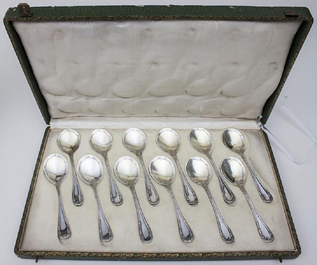 12 Dessert-/Eislöffel mit Kreuzbanddekor / 12 Dessert: 12 Dessert-/Eislöffel mit Kreuzbanddekor / 12 Dessert Spoons, Alphonse Debain, Paris, ca. 1890 Material: Silber, Punzierung: Kopf der Minerva, Meisterpunze AD, Länge: 14,2 cm, Gewicht: zusammen 351